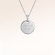 Collier rond en argent personnalisé avec zircons blancs et gravure d'une date et d'une initiale – place pour un texte, des coordonnées ou une écriture manuscrite au verso