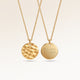 Collier rond personnalisé en or avec surface ondulée et espace pour gravure de texte, coordonnées ou écriture manuscrite au dos