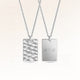 Collier carré personnalisé en argent avec surface ondulée et espace pour gravure de texte, coordonnées ou écriture manuscrite au dos