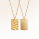 Collier carré personnalisé en or avec surface ondulée et espace pour gravure de texte, coordonnées ou écriture manuscrite au dos