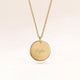 Collier rond personnalisé en or avec espace pour gravure de texte, coordonnées ou écriture manuscrite sur le devant et au dos