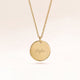Collier rond personnalisé en or avec espace pour gravure de texte, coordonnées ou écriture manuscrite sur le devant et au dos