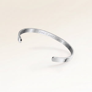 Bangle sølvarmbånd set ovenfra med indgraverede årstal og hjerter på indersiden – personlig indgravering