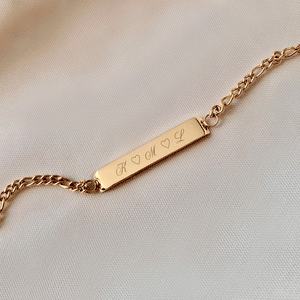 Bracelet barre personnalisé en or avec espace pour gravure de texte ou coordonnées