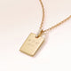 Collier carré personnalisé en or avec zircons blancs vu de côté, gravé d'initiales, d'un cœur et d'une année au recto