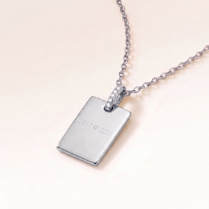 Collier carré personnalisé en argent avec zircons blancs vu de côté, gravé d'années et d'un cœur au recto