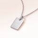 Collier carré personnalisé en argent avec zircons blancs vu de côté, gravé d'années et d'un cœur au recto