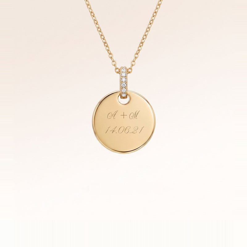 Collier rond en or personnalisé avec zircons blancs et gravure d'initiales et de date – place pour un texte, des coordonnées ou une écriture manuscrite au recto et au verso