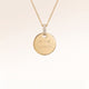 Collier rond en or personnalisé avec zircons blancs et gravure d'initiales et de date – place pour un texte, des coordonnées ou une écriture manuscrite au recto et au verso