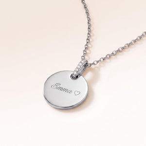 Collier rond en argent avec zircons vu de côté avec un prénom et un cœur gravés