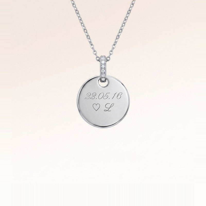 Collier rond en argent personnalisé avec zircons blancs et gravure d'une date et d'une initiale – place pour un texte, des coordonnées ou une écriture manuscrite au verso