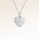 Gros plan du pendentif cœur minimaliste en argent avec zircons blancs et espace pour gravure personnalisée sur le devant et au dos