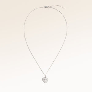 Collier cœur en argent entièrement déployé avec fine chaîne argentée ajustable et pendentif cœur minimaliste pour gravure personnalisée