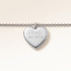 Gros plan du pendentif cœur minimaliste en argent avec surface lisse et espace pour gravure personnalisée sur le devant et au dos