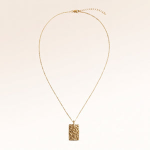 Le collier rectangulaire en or à l'effet fondu entièrement déplié, avec une fine chaîne en or ajustable et un pendentif à graver