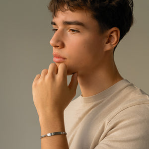 Mannequin portant un bracelet barre homme personnalisé en argent avec espace pour gravure de texte ou écriture manuscrite