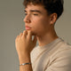 Mannequin portant un bracelet barre homme personnalisé en argent avec espace pour gravure de texte ou écriture manuscrite