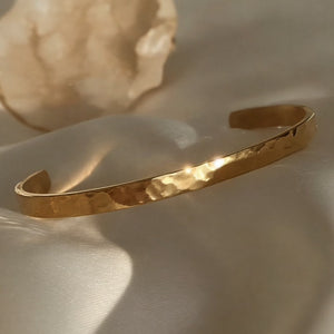 Veninde-armbånd, par af to bangle armbånd i guld med personlig indgravering, fra Mon Chou