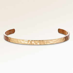 Bangle armbånd i guld med blank yderside og bølget overflade, plads til personlig indgravering