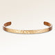 Bangle armbånd i guld med blank yderside og bølget overflade, plads til personlig indgravering