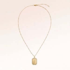 Collier octogonal en or avec zircons blancs entièrement déplié, avec une fine chaîne en or réglable et un pendentif octogonal à graver