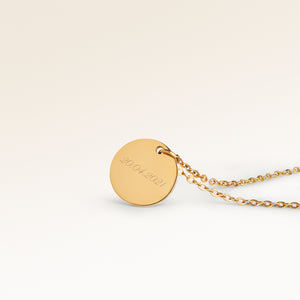 Collier rond personnalisé en or avec espace pour gravure de texte, coordonnées ou écriture manuscrite sur le devant et au dos