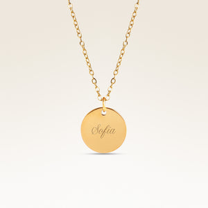 Collier rond personnalisé en or avec espace pour gravure de texte, coordonnées ou écriture manuscrite sur le devant et au dos