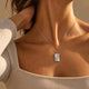 Mannequin en top en maille côtelée couleur avoine portant un collier carré en argent au motif rayons de soleil striés, avec espace pour une gravure personnalisée de texte, coordonnées ou écriture manuscrite au dos