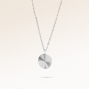 Collier rond en argent avec motif rayonnant strié vu de côté, espace pour gravure au dos