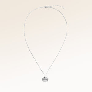 Collier rond en argent entièrement déployé avec fine chaîne argentée ajustable et pendentif rond minimaliste pour gravure personnalisée