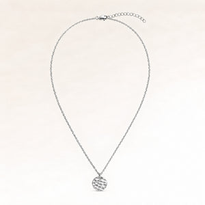 Collier rond en argent entièrement déplié avec une fine chaîne en argent réglable et un pendentif rond minimaliste à graver